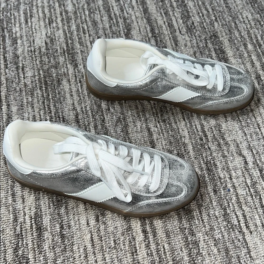 Universal Thread - Women's Spencer Fashion Sneakers Silver Size 6
